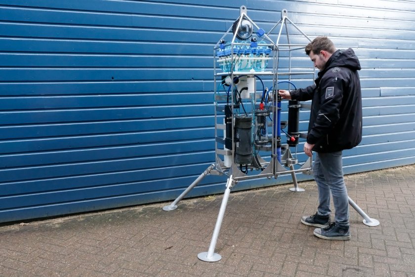 Rick Hendriksen van WTS stelt de vissenmonitor in die hij bouwde. Onderzoekers laten dit apparaat straks naar de zeebodem zakken om vissen te bestuderen. Het apparaat bevat een ingebouwde camera, microfoon en apparatuur dat samples neemt van water met vissenslijm voor DNA-bepalingen. Foto: Marleen den Hartog