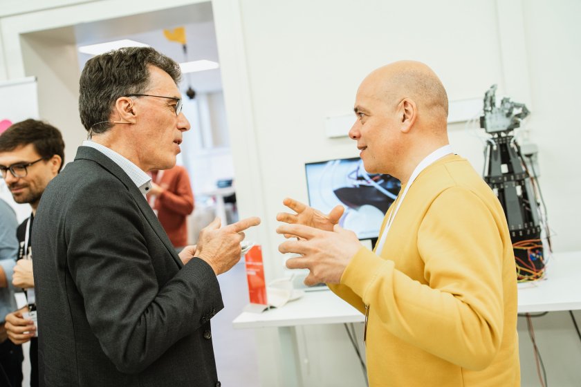 Interactie bij RoboHouse, A TU Delft fieldlab where companies, scientists and startups can develop and test new robotic & AI technologies