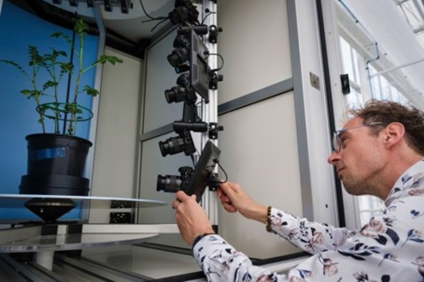 Johan Bucher met zijn plantentijdmachine, gemaakt samen met WTS. Foto: Guy Ackermans